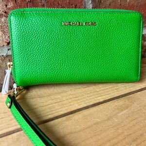 Michael Kors Jet Set Travel Phone Case Wallet Wristlet Palm Green Leather NWT